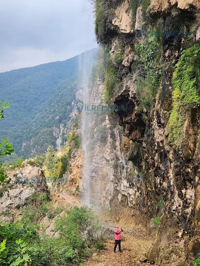 Hassa Şarlayan Şelalesi